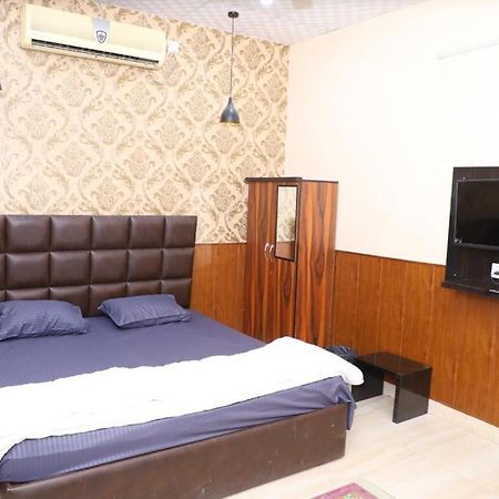 Hotel Aashirvad Faridabad Bagian luar foto