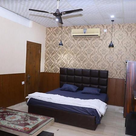 Hotel Aashirvad Faridabad Bagian luar foto