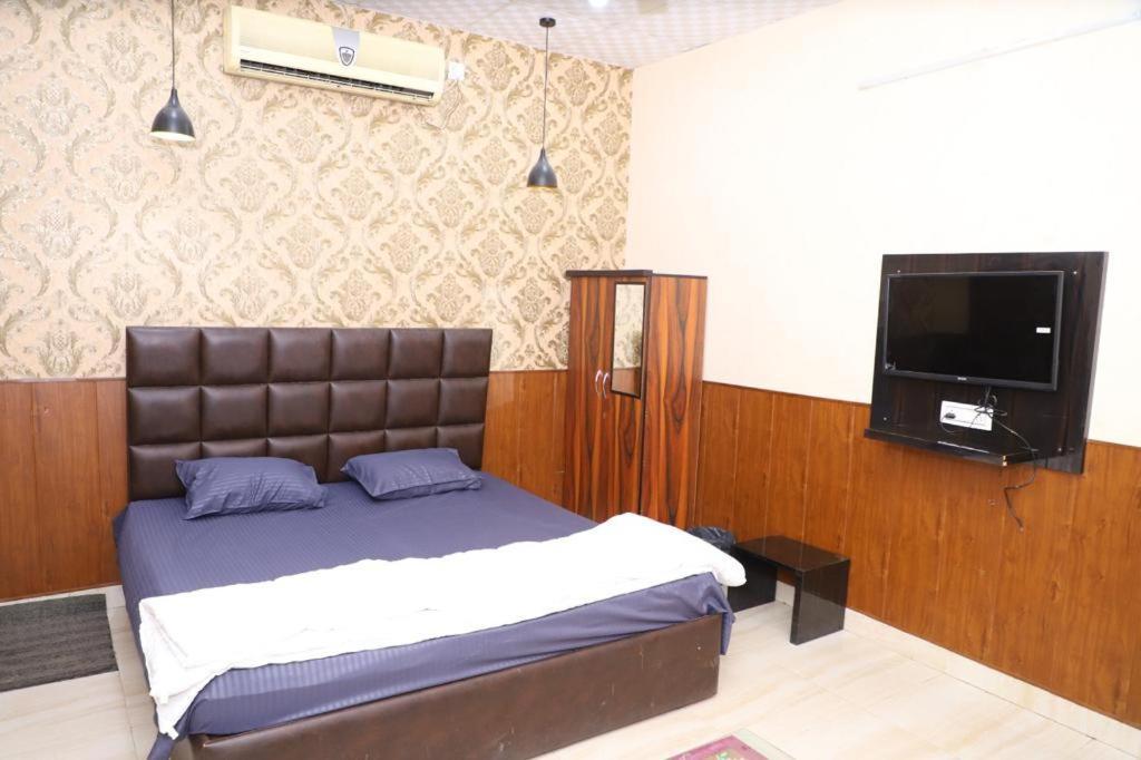 Hotel Aashirvad Faridabad Bagian luar foto