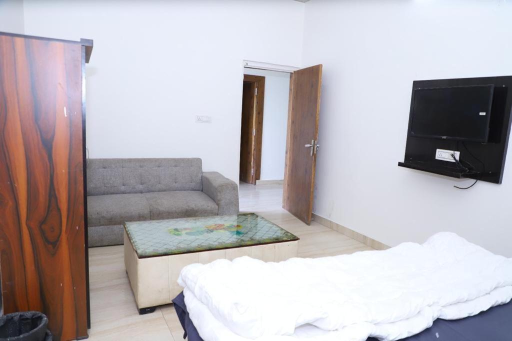 Hotel Aashirvad Faridabad Bagian luar foto