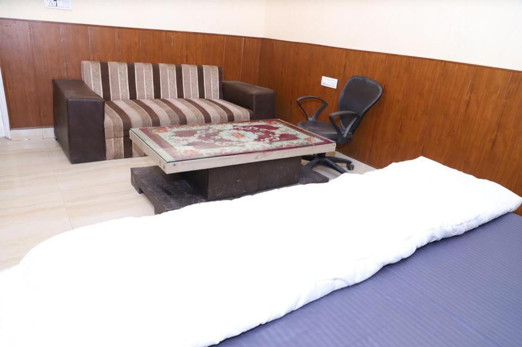 Hotel Aashirvad Faridabad Bagian luar foto