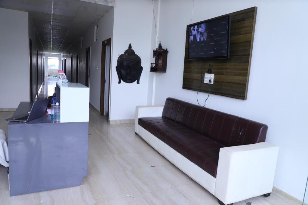Hotel Aashirvad Faridabad Bagian luar foto
