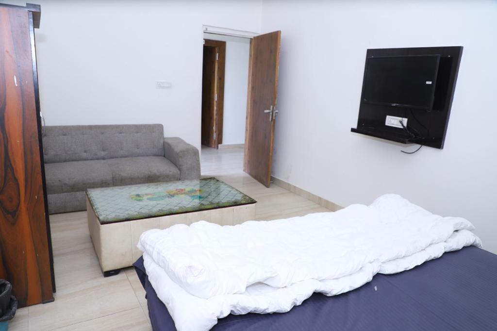 Hotel Aashirvad Faridabad Bagian luar foto