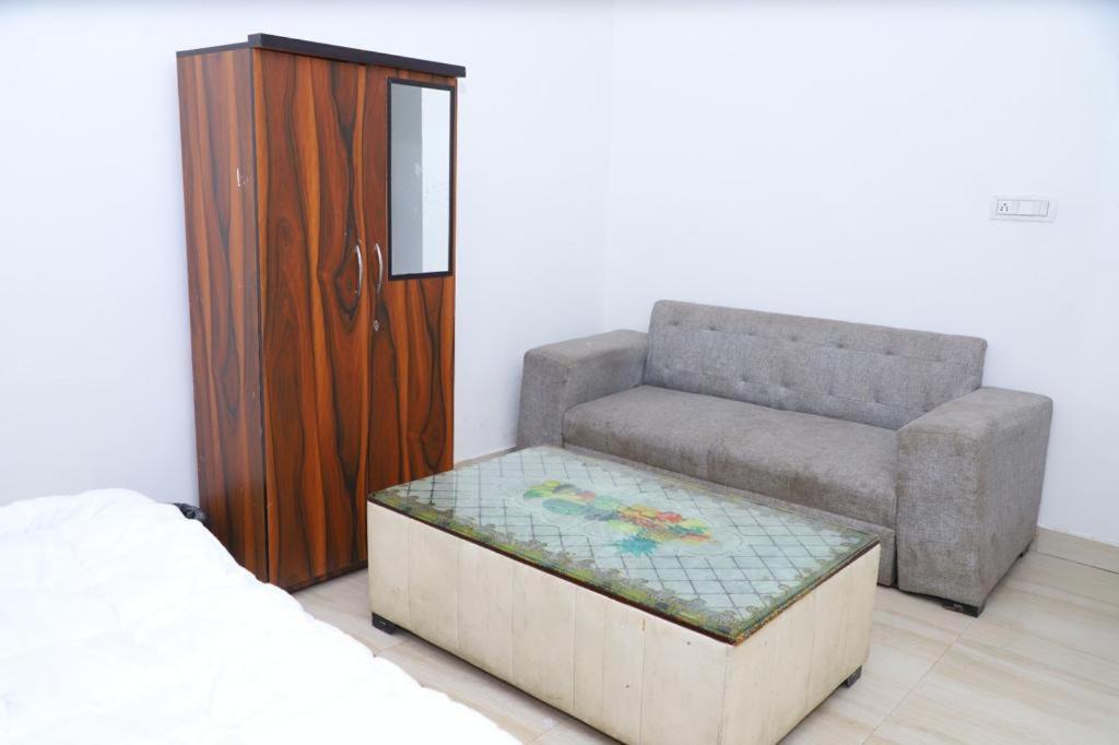 Hotel Aashirvad Faridabad Bagian luar foto