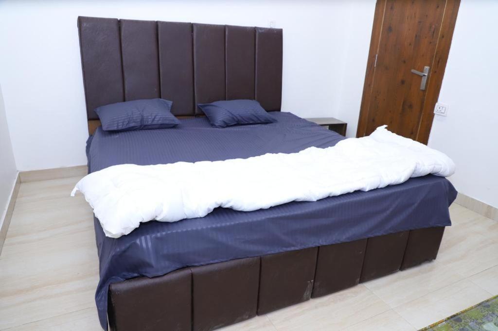 Hotel Aashirvad Faridabad Bagian luar foto