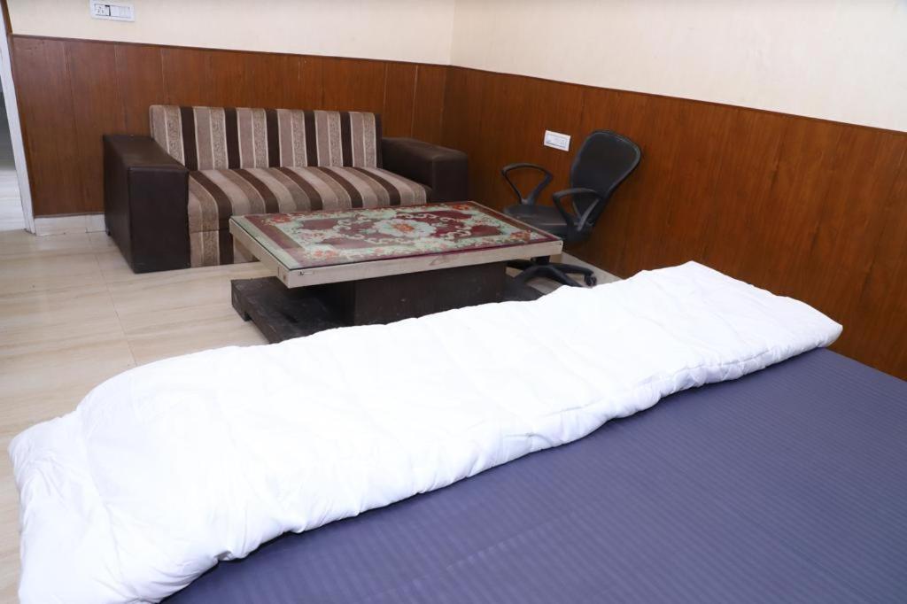 Hotel Aashirvad Faridabad Bagian luar foto