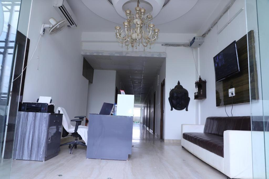 Hotel Aashirvad Faridabad Bagian luar foto