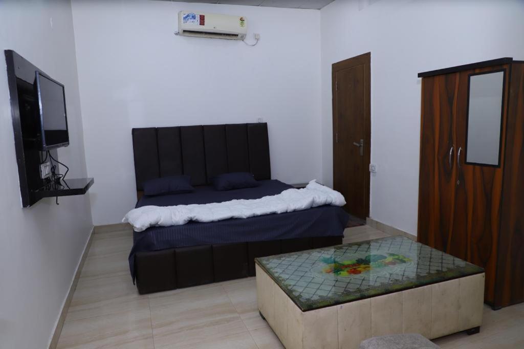 Hotel Aashirvad Faridabad Bagian luar foto