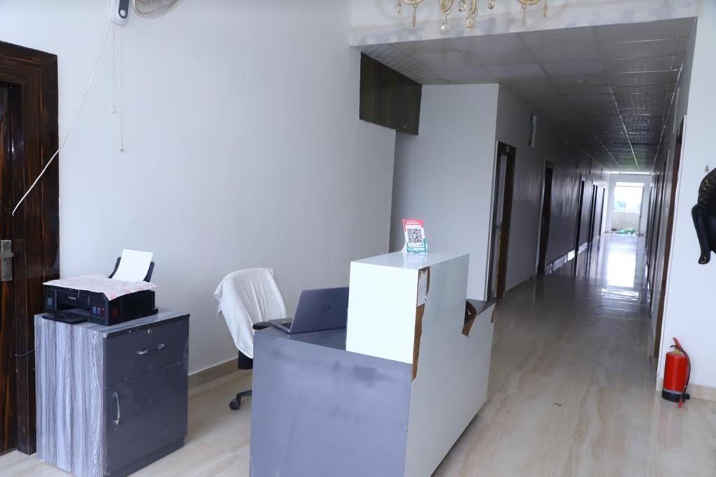 Hotel Aashirvad Faridabad Bagian luar foto